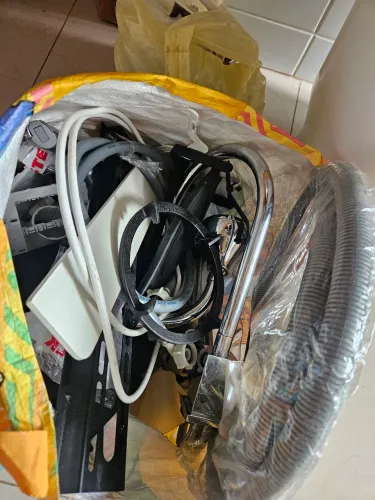 Peças de metal, cabos instalações eletricas/hidraulicas