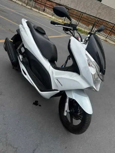 Moto está semi nova