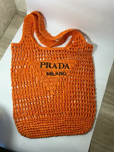 Bolsa em ráfia crochê Prada