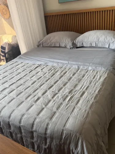 Cama casal com roupa de cama Buddelmayer 300 fios de algodão cetim