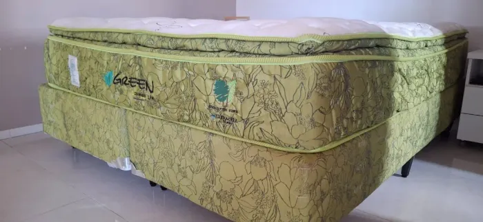 Cama Queen, pillow top duplo com molas ensacadas , box bi-partido da marca Orbes