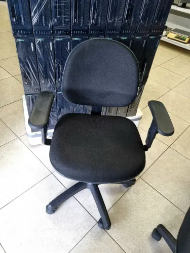 Cadeira Preta para Escritório Ótima Qualidade Reforçada com Rodinhas e Regulagem 