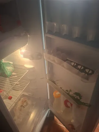 Vendo essa geladeira está em perfeito estado ta com 2 meses de uso 