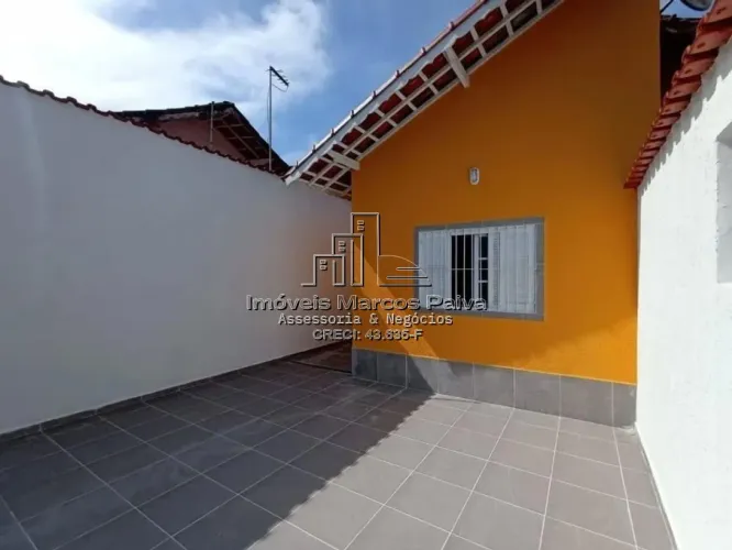 Casa com 3 dormitórios, 1 suíte e piscina a 200 metros da praia Mongaguá
