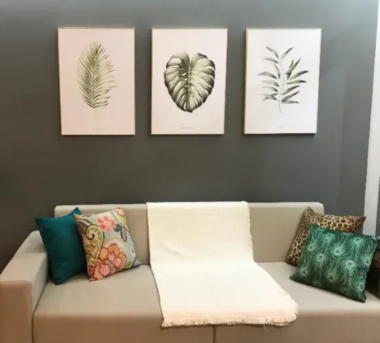 Conjunto com 3 quadros botânicos em aquarela com molduras claras | 50 x 70cm cada quadro