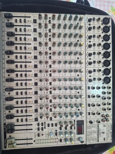 Vendo Mesa Beringer Eurorack UB2222FX-Pro com bag<br>R$ 1.150,00