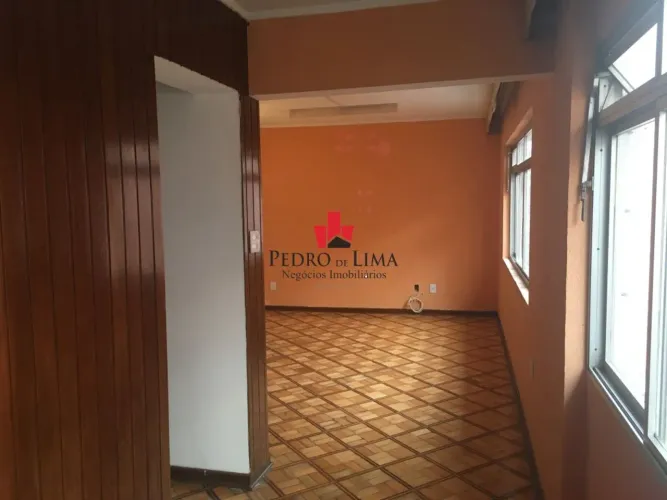 Sobrado Frontal na Vila Matilde com 400 m² sendo 4 dormitórios e 4 vagas cobertas.