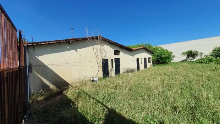 Terreno de 20x30 com 2 pontos comerciais e Casa no fundo