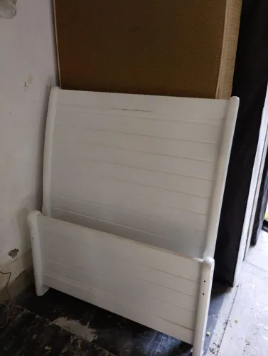 Cama de madeira com colchão