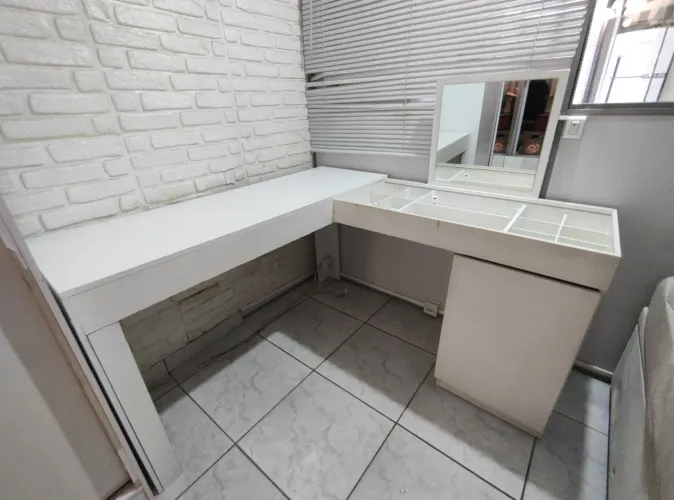 Penteadeira em L com Mesa e Espelho