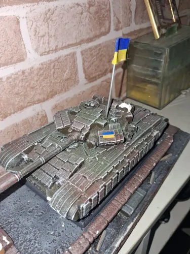 Lembrança da Ucrânia ? tanque de guerra, feito de gesso.