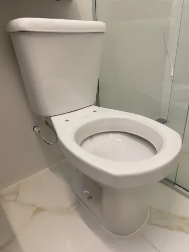 Vaso sanitário com caixa acoplada, muito novo.