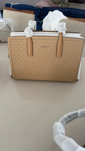 BOLSA MICHAEL KORS LAILA MEDIA COR SALMAO