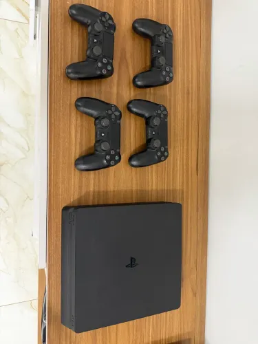 PS4 com 4 controles