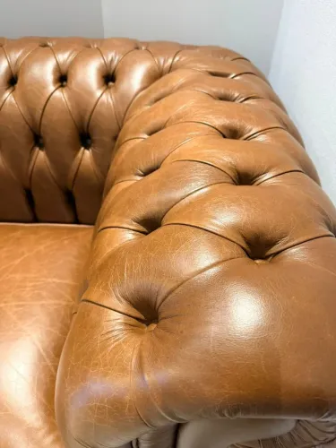 Sofá de couro legítimo caramelo capitone