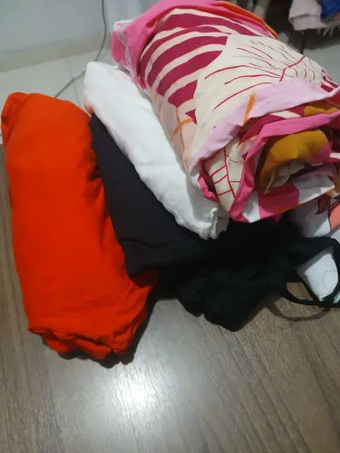 Um kit de 4 Macacões tamanho M/G adultos coloridos em bom estado de reuso.
