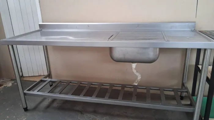 Mesa com Cuba inox para cozinha industrial