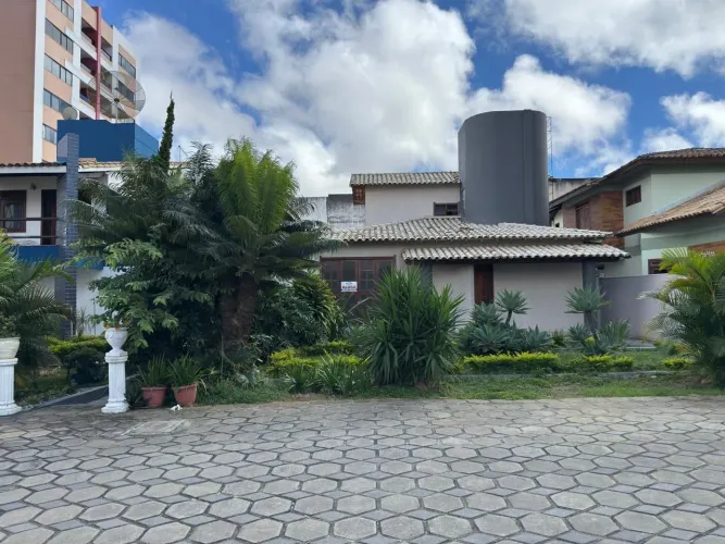 Alugo para fins comercial a 50 mts da Olívia Flores: Casa em semicondomínio exclusivo.