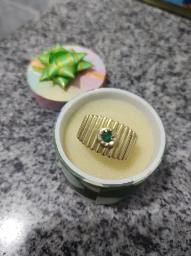 Anel Ouro 18k com esmeralda