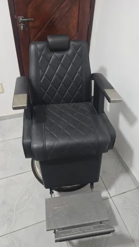 Vendo linda Cadeira de Barbeiro