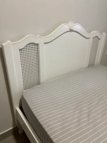 Vendo cama madeira maciça laqueada 