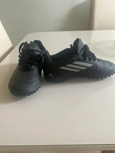 Chuteira adidas 