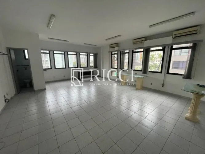 Oportunidade única: Sala comercial à venda no Gonzaga, Santos-SP - 55m², 1 sala, 1 vaga de