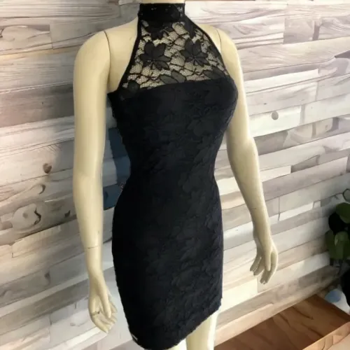 NOVO: Vestido em renda com bojo e forro P/M