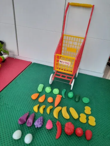 Carrinho de compras infantil com frutas e legumes