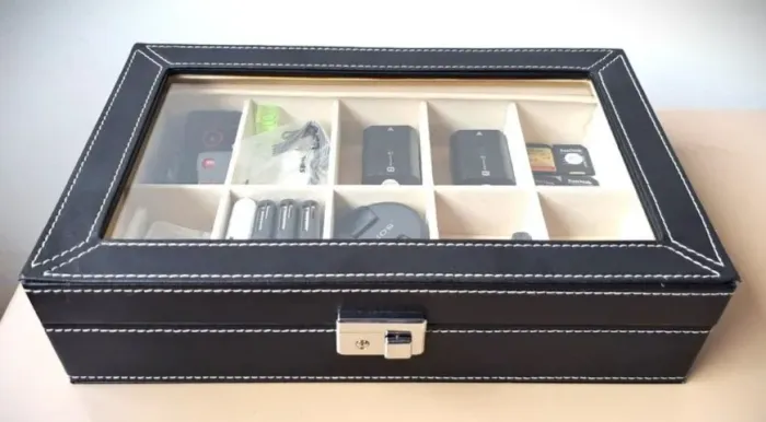 Porta relógios e joias, de couro com chave e 10 divisões