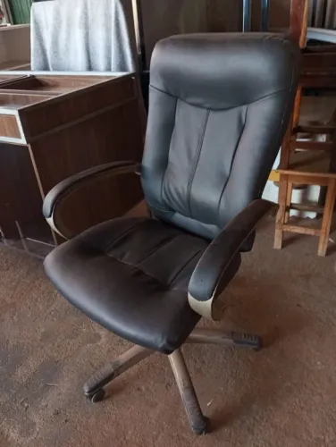 Cadeira de couro preto escritório.