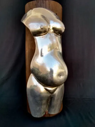 Escultura Em Alumínio Mulher Grávida