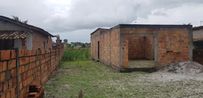 TERRENO NO CONDE BAHIA. COM UMA CASA FALTANDO TERMINAR . FRENTE DA PISTA PRINCIPAL;