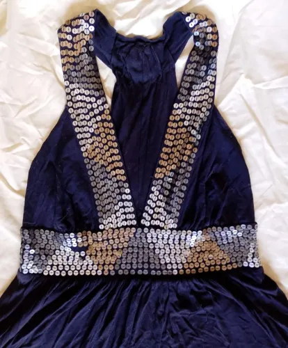 Vestido preto com detalhes em paetê