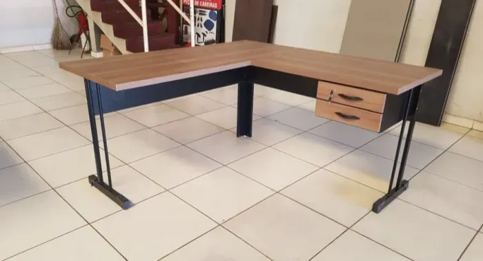 Mesa de escritório em L com gaveta
