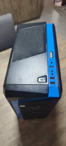 Gabinete PC Razer com detalhes em azul