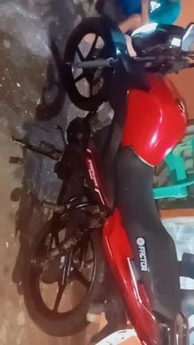 Moto boa pra trabalhar  , sem multa quitada pronta pra transferir .