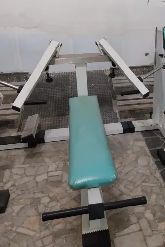 Aparelho de supino reto articulado 