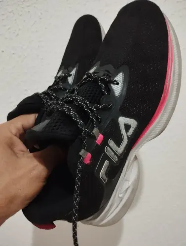 Tênis Fila Feminino Preto com Detalhes Rosa