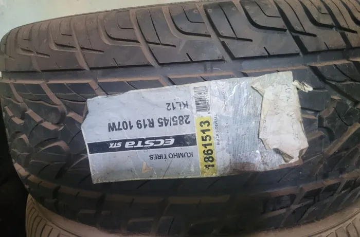 Pneu 285 45 19 Kumho( só tem um) novo em até 10x de R$56,00 no cartão de crédito