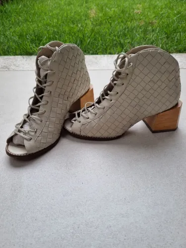 Bota tamanho 35. Marca Quattre. Retirada em Colina de Laranjeiras