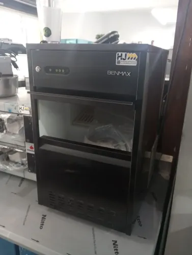 NZ. Máquina de gelo 26 kg Benmax