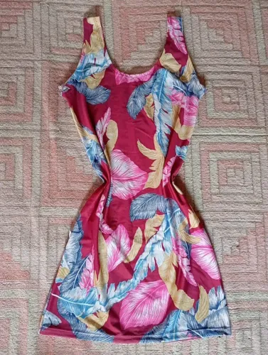 Vestido estampado com folhas coloridas