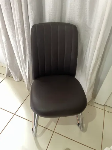 Cadeira de couro, marrom - estrutura cromada, excelente estado