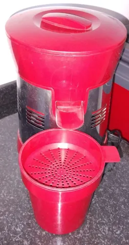 Espremedor de laranja vermelho Mondial Funcionando Perfeitamente pouco tempo de Uso 