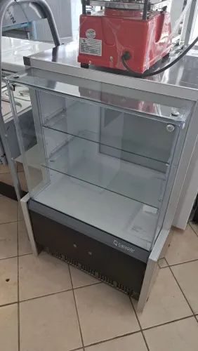 A. vitrine Gelopar quente Fria neutra