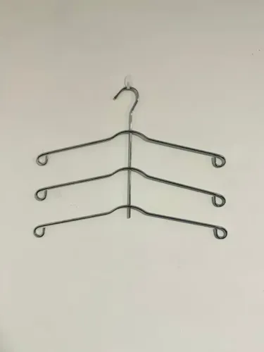 Cabide triplo para camisas