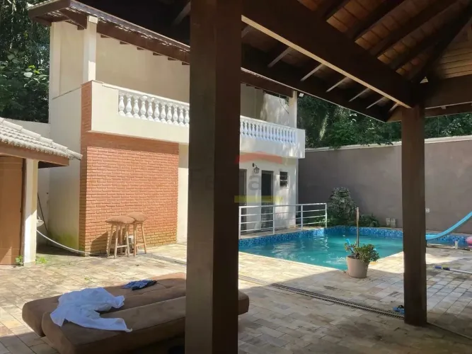 CASA NO CONDOMÍNIO ALPES DA CANTAREIRA, COM 5 DORMITÓRIOS, SENDO 4 SUÍTES, 8VGS PISCINA