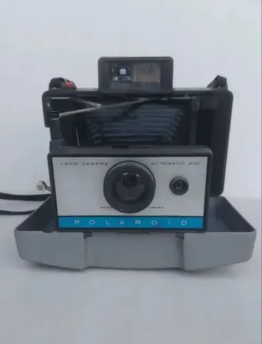 Câmera Polaroid Automática 210