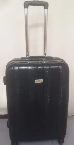 Mala d Europa usada com marcas de uso mais em otimas condições. Media 23KG, rodinhas 360